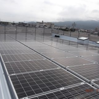 新築の店舗兼住宅に大容量太陽光発電システム設置/富士市 加藤ホンダ様